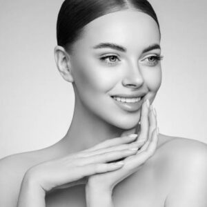 portrait d'un modèle avec des sourcils soft powder brows de nathdermo. Résultat naturel et léger